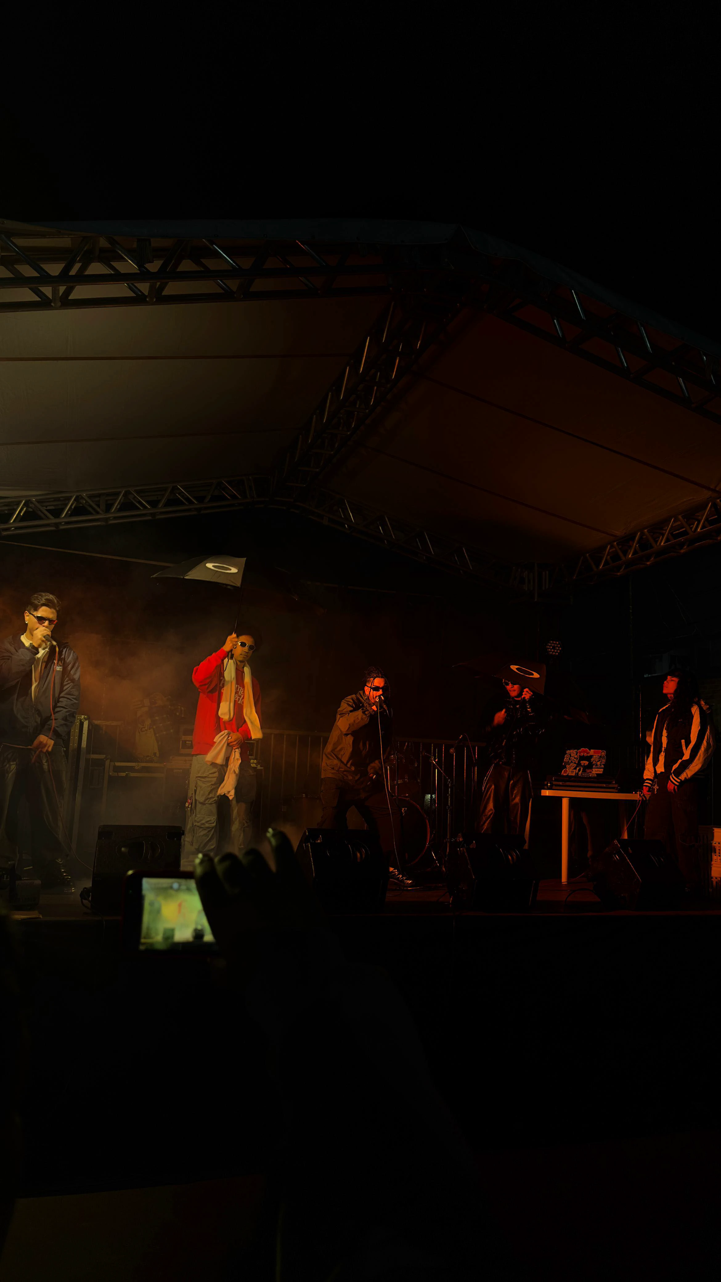 Artistas convidados no palco durante o show de 2025