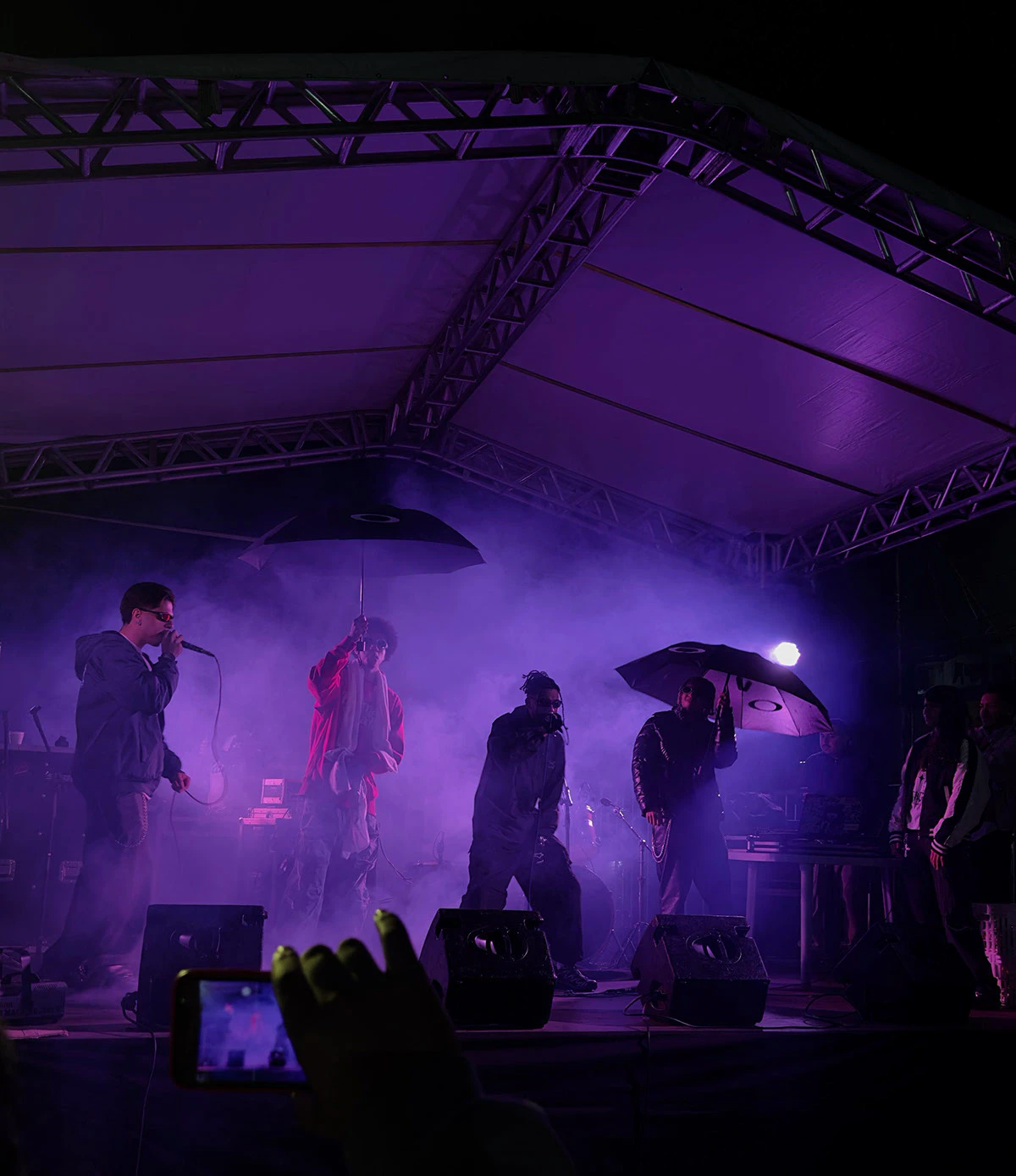 Palco tomado por luz roxa e fumaça durante o show de 3vangelist4 no CEDESP Rosa Mística, 2025