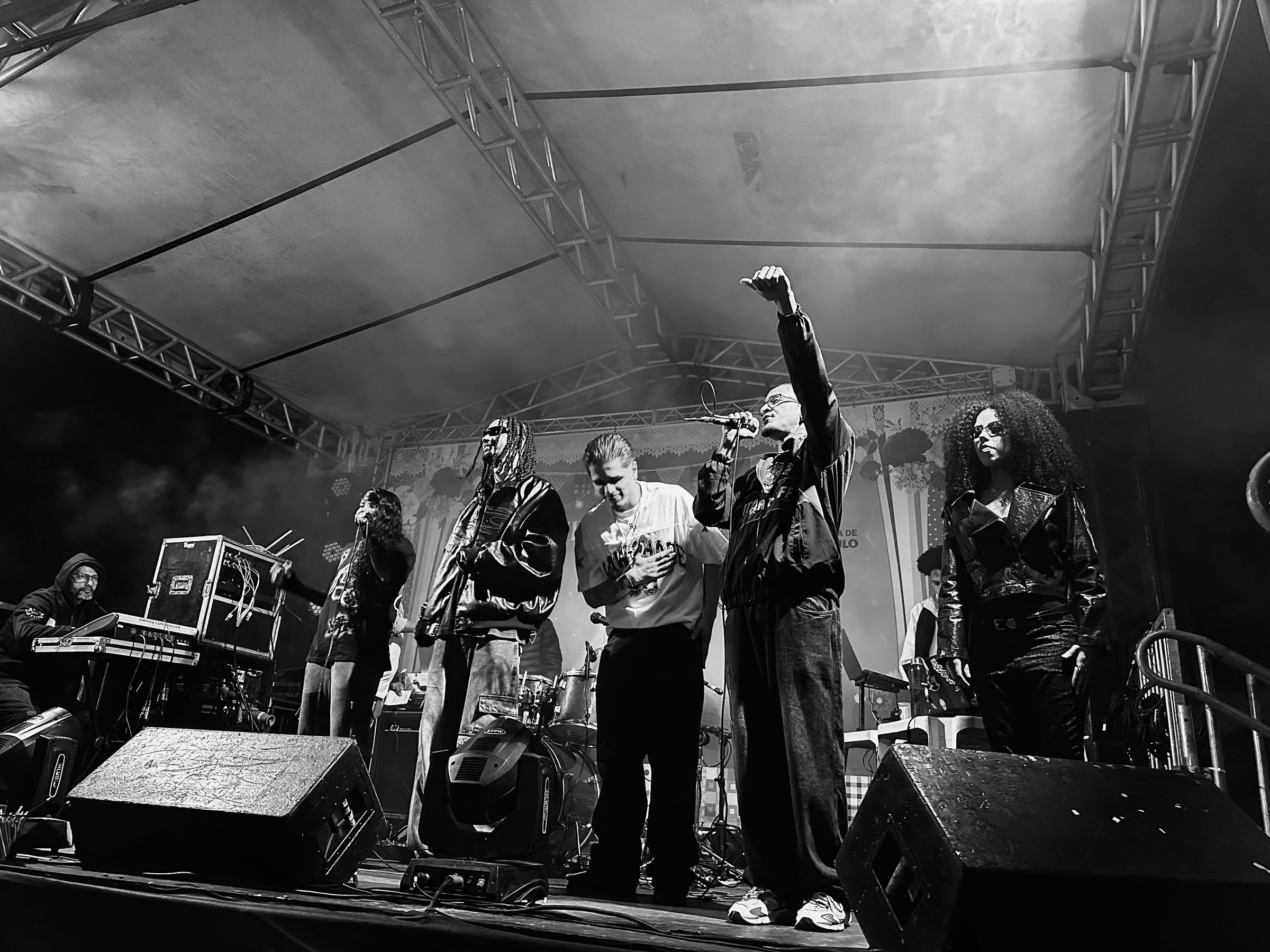 Grupo de artistas no palco em momento de encerramento do show, 2026